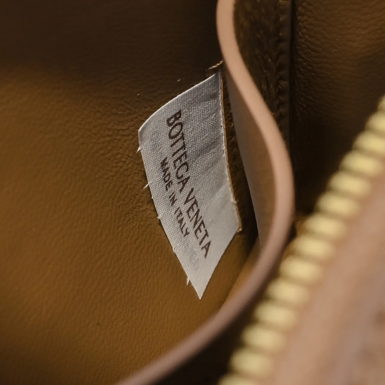 Batch 1260 #Bv The new Concert pouch is the most beautiful and practical mini bag I have ever seen 🎈 The bag body adopts the classic lntrecciato weaving process✅ It is equipped with a leather double-headed zipper, the opening is wide, easy to take and put, the shoulder strap knot can be slid to adjust the length freely, that is, 🉑️crossbody/underarm, and can be used as a clutch bag. Small body, large capacity, so practical! The key is that it is extremely versatile! Come and buy this small, exquisite, beautiful and versatile bag 👍 Model: 4258 Size: 18.5*11.5*8.5